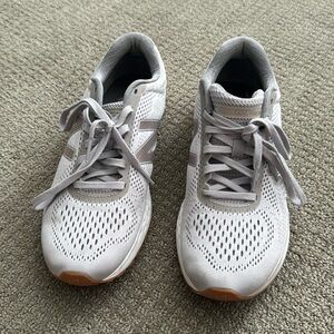 EUC New Balance Fresh Foam Womens Sneakers Size 8.5